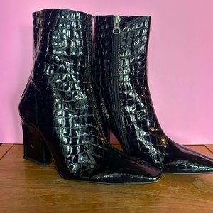 L’INTERVALLE Crocodile Pattern Black Heeled Boots